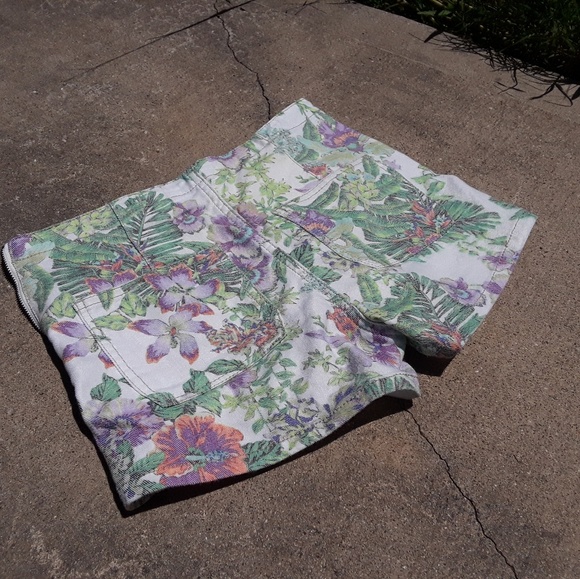 Printed Floral Jean Shorts - Picture 5 of 5